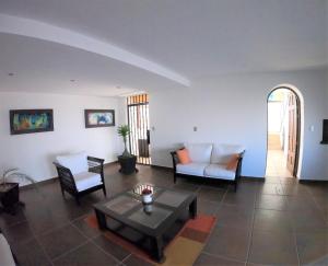 克雷塔罗The Latit Hotel Querétaro的客厅配有沙发和桌子