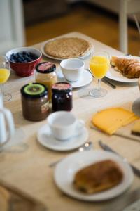 Yvoir莱夫德雷恩布住宿加早餐旅馆的餐桌,带食物盘和橙汁杯