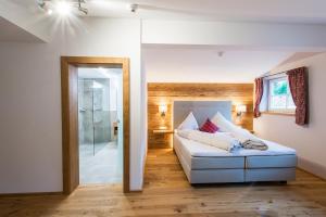 布里克斯莱格盖斯索夫赫恩豪斯旅馆的一间卧室设有一张床和一个步入式淋浴间。