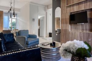 纳夫普利翁''SteliosDimitra'' Guest House II in Nafplio的客厅配有蓝色的沙发和桌子