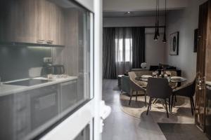 纳夫普利翁''SteliosDimitra'' Guest House II in Nafplio的厨房以及带餐桌的起居室。