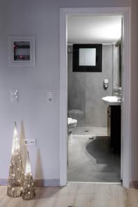 纳夫普利翁''SteliosDimitra'' Guest House II in Nafplio的带淋浴和卫生间的浴室以及圣诞树。