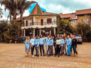 阿鲁沙国际慈善酒店的一群站在房子前面的人