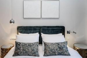纳夫普利翁''SteliosDimitra'' Guest House II in Nafplio的一间卧室配有带2个枕头的床