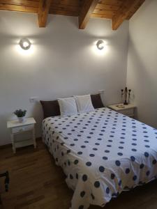 贝纳斯克Residencial Valle de Benasque的一间卧室配有一张带蓝色和白色棉被的床