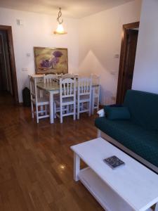 贝纳斯克Residencial Valle de Benasque的客厅配有沙发和桌椅