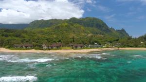 哈纳莱伊Hanalei Colony Resort的享有海滩空中美景,设有房屋