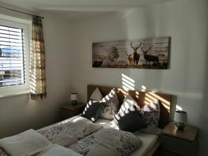 沃尔德斯Apartment Peotta的卧室配有一张床和鹿的照片