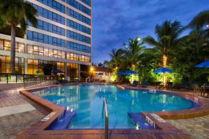 迈阿密西机场区假日酒店内部或周边的泳池