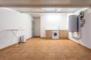 坎加斯德穆拉索APARTAMENTO LUMINOSO EN CANGAS - B的空房间,里面装有洗衣机和烘干机