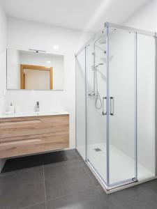 坎加斯德穆拉索APARTAMENTO LUMINOSO EN CANGAS - B的一间带玻璃淋浴和水槽的浴室