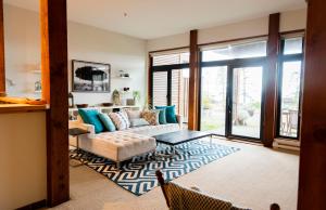 尤克卢利特Pacific Soul Eco-Luxe Vacation Home的客厅配有沙发和桌子