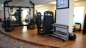 比亚埃尔莫萨比亚埃尔莫萨希尔顿酒店及会议中心的一间健身房,里面配有一系列的健身器材,位于木地板上