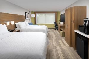 金斯兰Holiday Inn Express & Suites Kingsland I-95-Naval Base Area, an IHG Hotel的酒店客房设有两张床和电视。