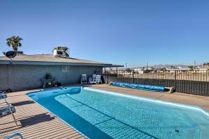哈瓦苏湖城Lake Havasu Getaway with Private Pool 4 Mi to Beach的房屋旁甲板上的游泳池