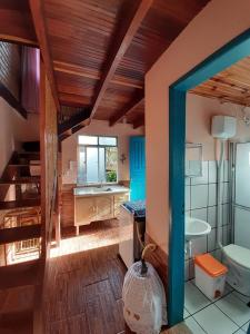 康塞高伊比蒂波卡Chalé da Léia的客房内设有带水槽和卫生间的浴室