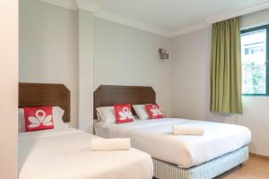 丹那拉打Hotel Rose Crest Hill的配有红色和白色枕头的客房内的两张床