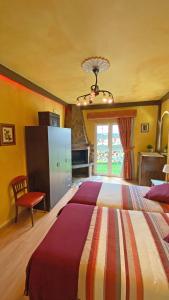 VallesecoLa Acequia的一间卧室设有一张大床和一个窗户。
