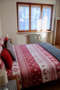 圣文森特Il Ponte的一间卧室配有一张带红白毯子的床