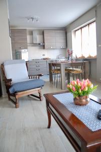 圣文森特Il Ponte的客厅配有沙发和桌子