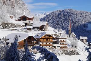 圣洛伦佐-迪塞巴托Thalerhof的雪覆盖的山区滑雪小屋