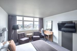 南安普敦南安普敦假日酒店的酒店客房配有一张床、一张书桌和一台电视。