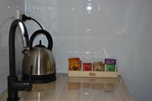 Tapu蒂玛塔小屋旅馆的茶壶坐在桌子旁边的柜台上