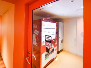 大阪环球影城维塔港酒店的走廊上设有橙色墙壁和门