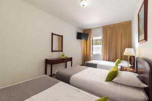 卡利Ayenda 1408 Jaba Santiago de Cali的酒店客房设有两张床和窗户。