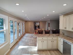 博福特C&D Luvmarshview LLC的一间带白色橱柜的厨房和一间客厅