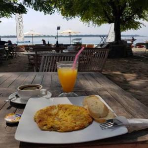 吉利特拉旺安Dream Hotel的一张桌子,上面放着一盘食物和一杯橙汁