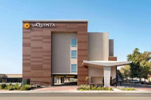 克洛维斯La Quinta by Wyndham Clovis CA的前面有标志的建筑