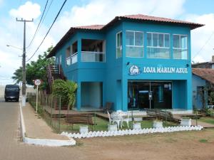 费尔南多 - 迪诺罗尼亚Pousada Marlin Azul的街道边的蓝色建筑