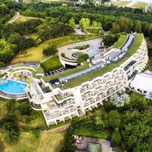 普特拉贾亚PULSE GRANDE Hotel Putrajaya的享有带游泳池的度假村的空中景致