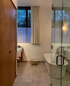 墨西哥城Casa Tuna的带淋浴、浴缸和盥洗盆的浴室