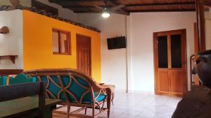 格拉纳达Casa Calala的配有桌椅和门的房间