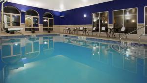 艾伦镇西艾伦镇智选假日酒店及套房的大楼内的一个蓝色海水游泳池