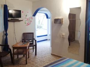 拉斯特拉纳斯贾尔丁德尔加勒比公寓式酒店的客厅设有拱门、桌子和椅子