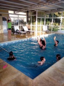 查斯科穆斯Las Lomas Suites & Spa的一群人在游泳池里