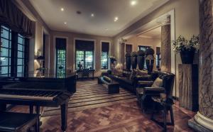 科伦坡天堂之路科伦坡廷塔杰尔酒店的客厅配有钢琴和沙发
