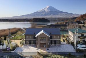 富士河口湖河口湖城市度假别墅的山底房子