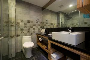 垦丁大街承亿文旅垦丁雅客小半岛的浴室配有白色卫生间和盥洗盆。