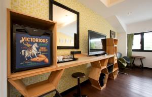 垦丁大街承亿文旅垦丁雅客小半岛的客房设有一张带电视和镜子的书桌。