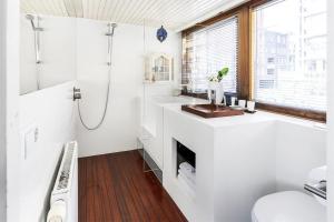 阿姆斯特丹Stunning boat with a view的带淋浴和盥洗盆的白色浴室