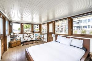 阿姆斯特丹Stunning boat with a view的一间设有床铺的卧室,位于带窗户的房间内