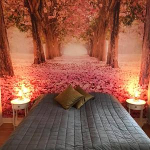 斯卡拉Järnvägshotellet B& B i Skara的鲜花盛开的森林里,卧室配有床