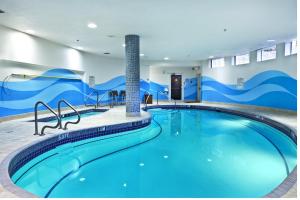 兰利Holiday Inn Express & Suites Langley, an IHG Hotel的游泳池位于酒店客房内,设有大型游泳池