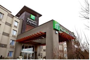 兰利Holiday Inn Express & Suites Langley, an IHG Hotel的一座酒店大楼,上面有hilton快速标志