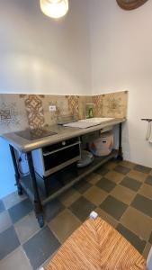 马蒂诺Casa antica bella vista - Matino的厨房的柜台