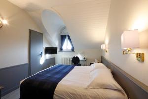日内瓦蒙布里昂酒店的一间带一张大床的卧室,位于带窗户的房间内